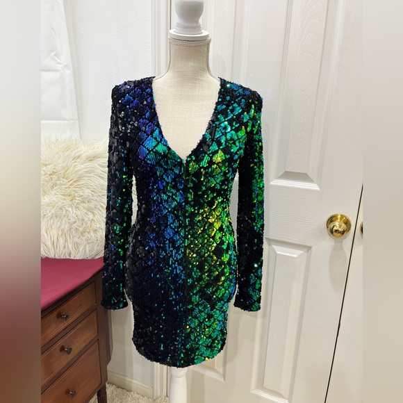 long sleeved body con sequined dress. Size S - Picture 2 of 5